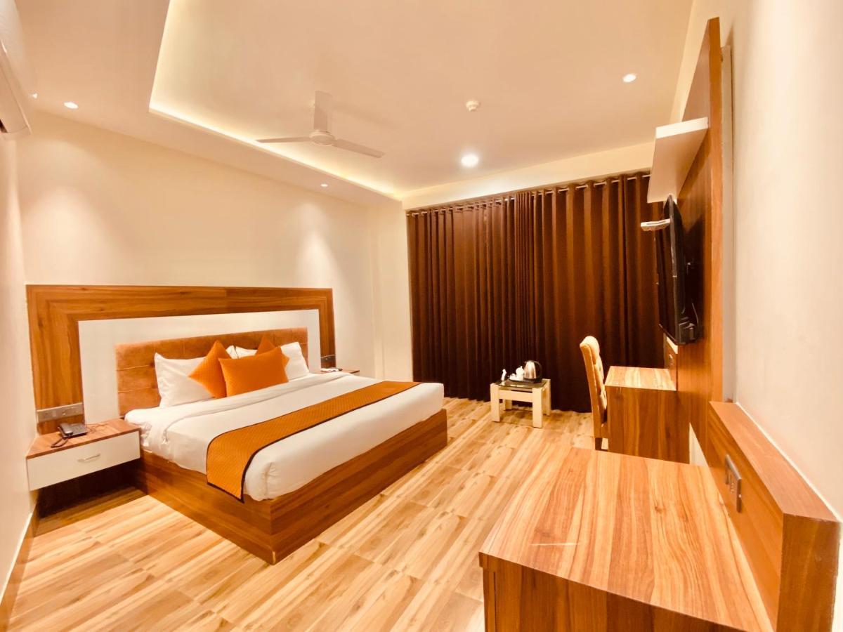 Hotel White And Restaurant 300 Mtr From Golden Temple Amritsar Exterior photo