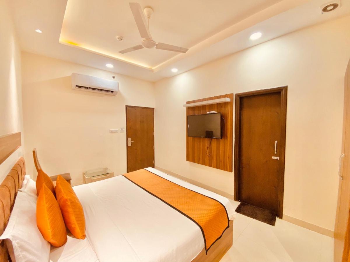 Hotel White And Restaurant 300 Mtr From Golden Temple Amritsar Exterior photo