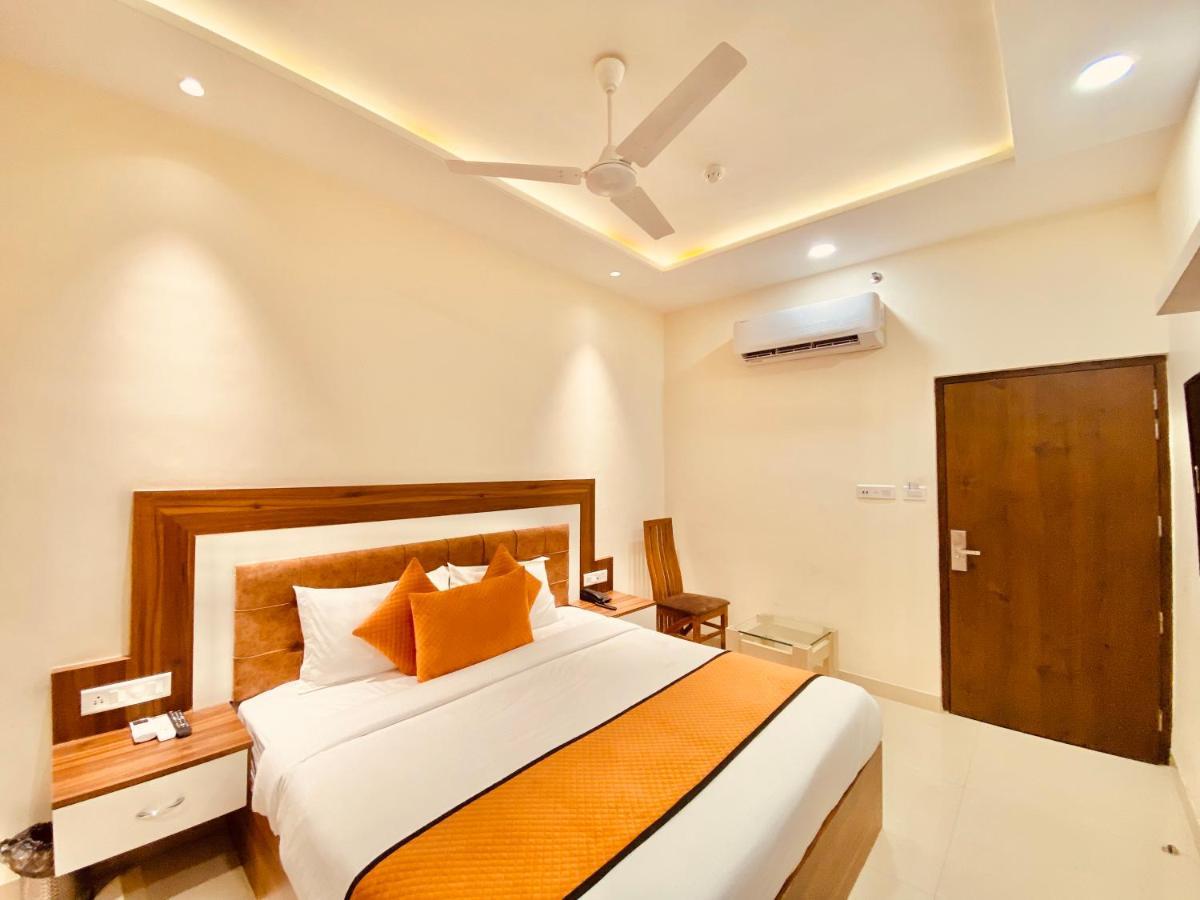 Hotel White And Restaurant 300 Mtr From Golden Temple Amritsar Exterior photo