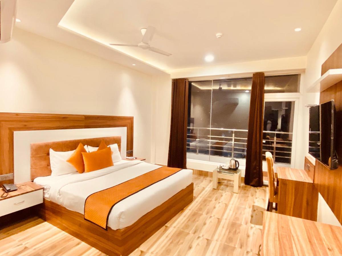Hotel White And Restaurant 300 Mtr From Golden Temple Amritsar Exterior photo