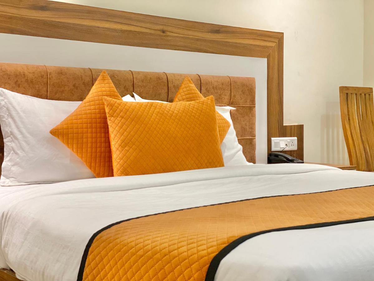 Hotel White And Restaurant 300 Mtr From Golden Temple Amritsar Exterior photo