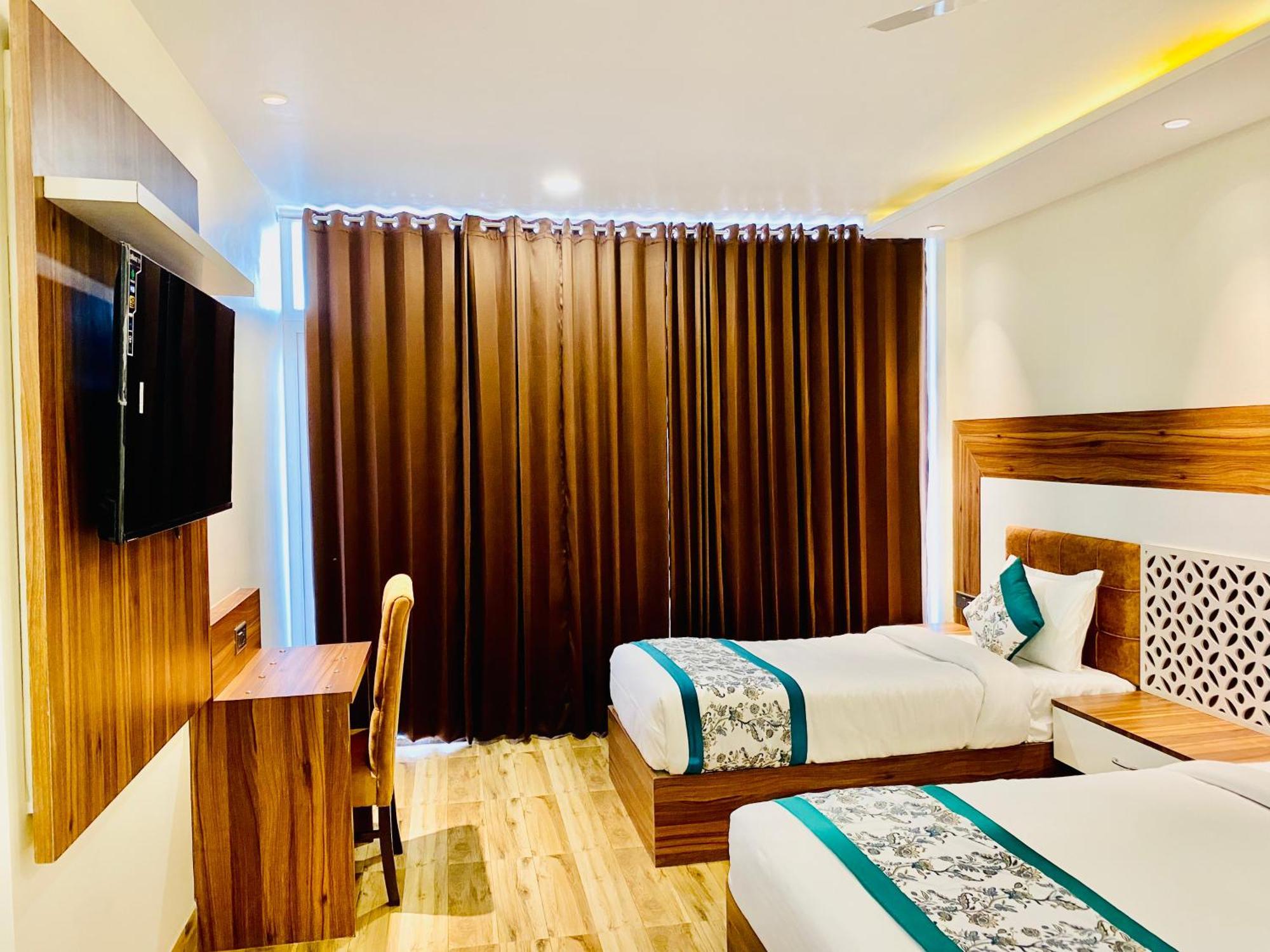 Hotel White And Restaurant 300 Mtr From Golden Temple Amritsar Exterior photo