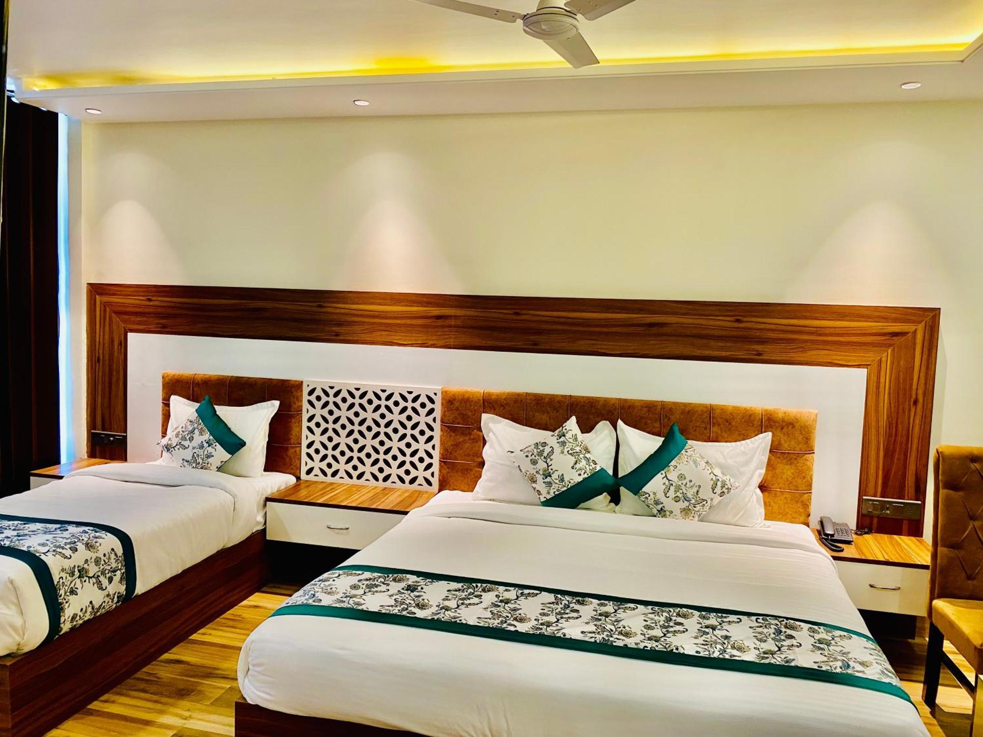 Hotel White And Restaurant 300 Mtr From Golden Temple Amritsar Exterior photo